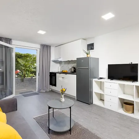 Studio In Tiny House In Krk City Center Апартаменты Крк