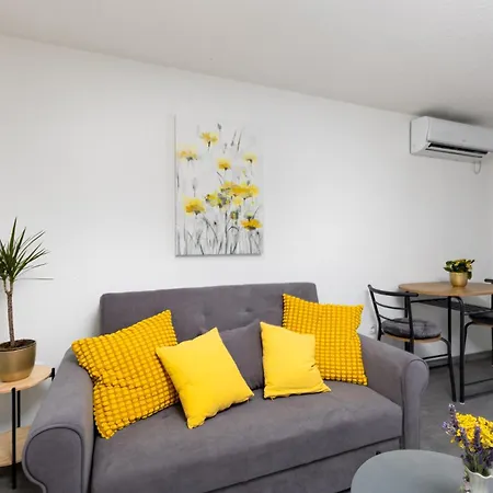 아파트 In Tiny House In Krk Center