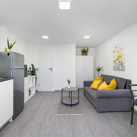 In Tiny House In Krk Center 아파트 *